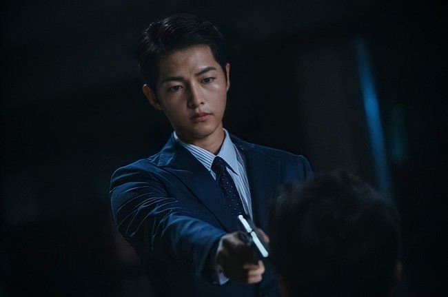 Song Hye Kyo vừa thông báo trở lại, Song Joong Ki liền công bố tạo hình trùm Mafia ngầu không tưởng, nhưng nhìn cứ thấy sai sai - Ảnh 2.