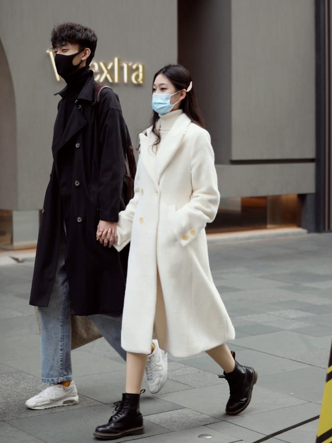 Street style Châu Á: Các cặp đôi chiếm spotlight nhờ cách mix đồ ăn ý, hội chị em chơi độc chiêu khi diện boots đùi - Ảnh 6.