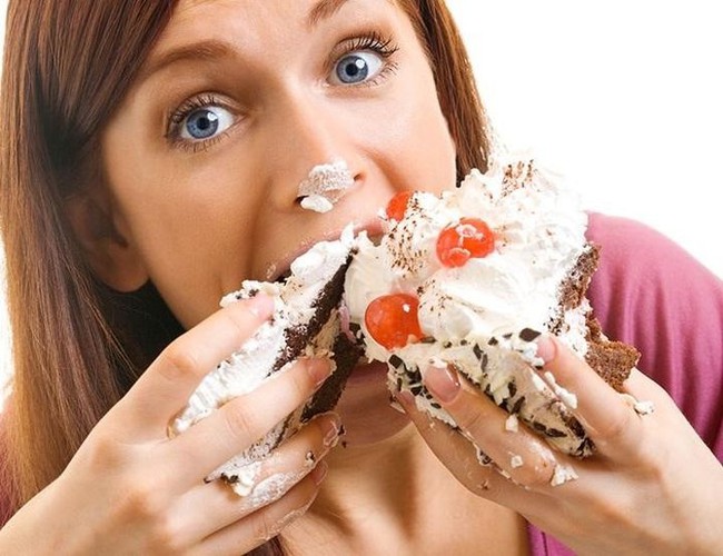 11 thói quen xấu khi ăn uống, ai cũng mắc phải đang dần &quot;hủy hoại&quot; sức khỏe của bạn - Ảnh 2.