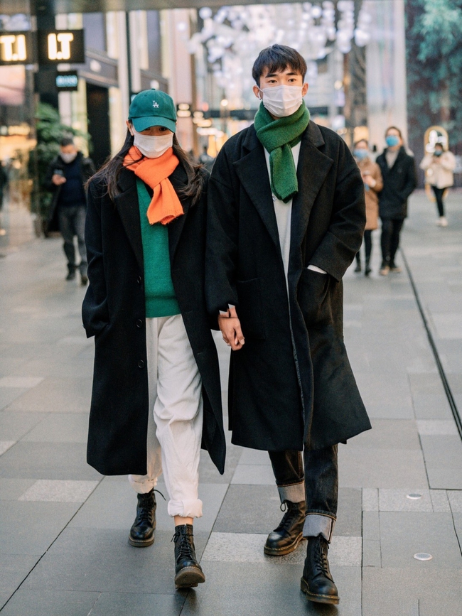 Street style Châu Á: Các cặp đôi chiếm spotlight nhờ cách mix đồ ăn ý, hội chị em chơi độc chiêu khi diện boots đùi - Ảnh 7.