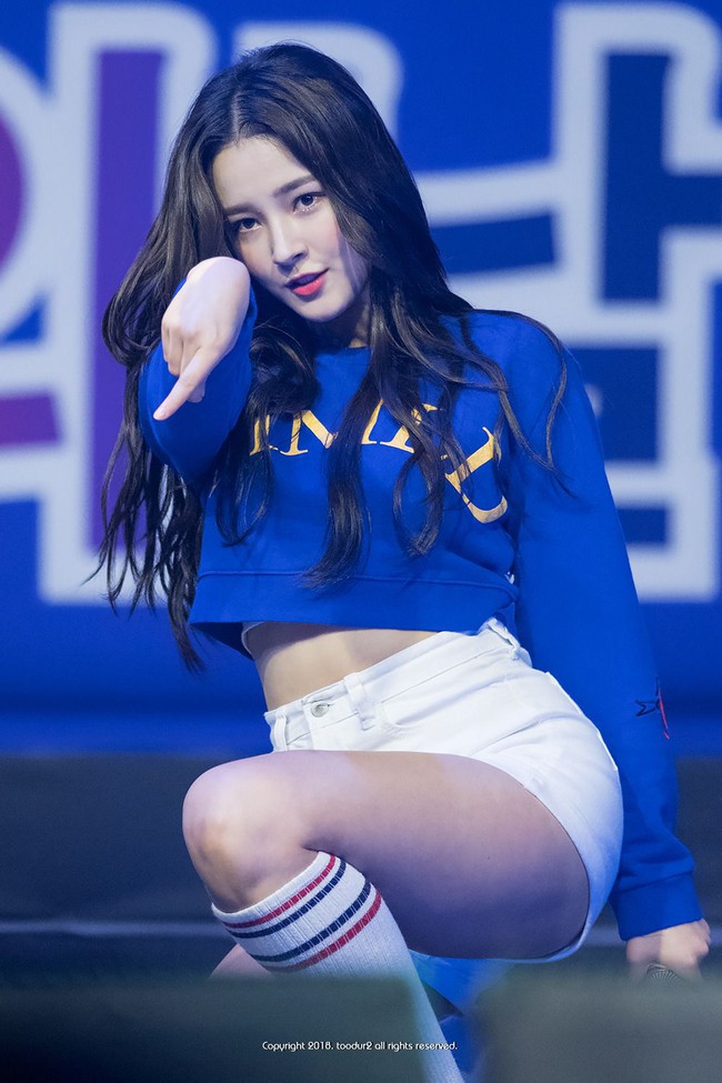 Nancy (MOMOLAND) gây tranh cãi vì đôi chân "to như cái cột đình", nhưng netizen lại không thể phủ nhận được điều này - Ảnh 6. Nancy (MOMOLAND) gây tranh cãi vì đôi chân "to như cái cột đình", nhưng netizen lại không thể phủ nhận được điều này - Ảnh 6.