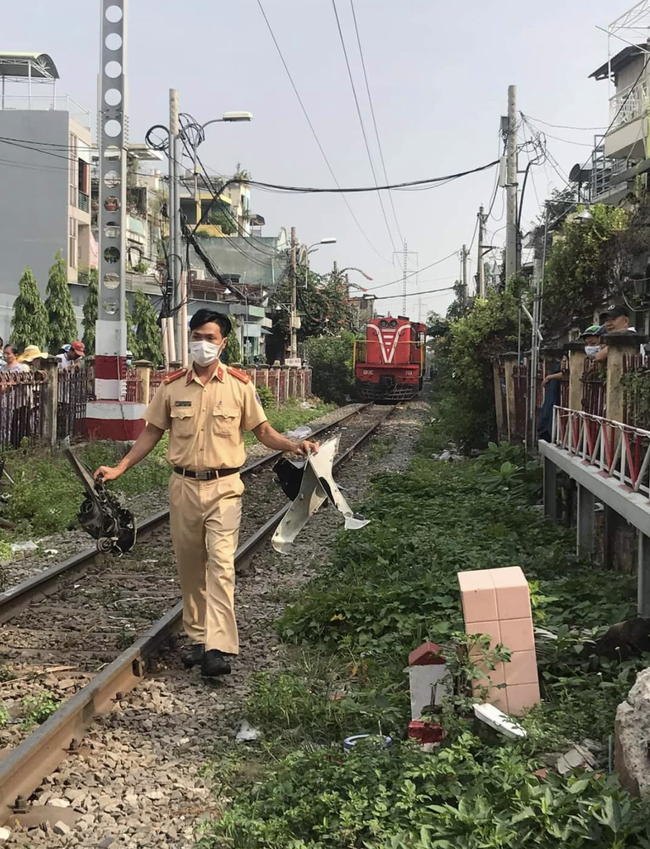TP.HCM: Cố vượt qua rào chắn tàu hỏa đã đóng, nam shipper bị tông văng xuống đường ray - Ảnh 3. TP.HCM: Cố vượt qua rào chắn tàu hỏa đã đóng, nam shipper bị tông văng xuống đường ray - Ảnh 3.