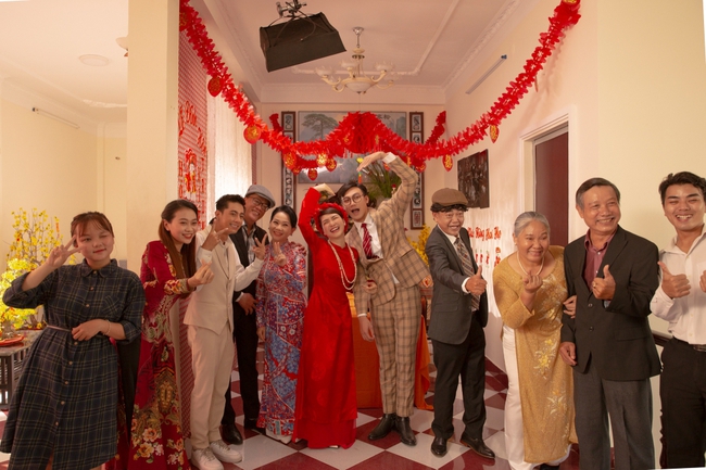 Hòa Minzy và Mạc Trung Kiên gặp “tiếng sét ái tình”, tổ chức ngay đám cưới lầy lội - Ảnh 5.