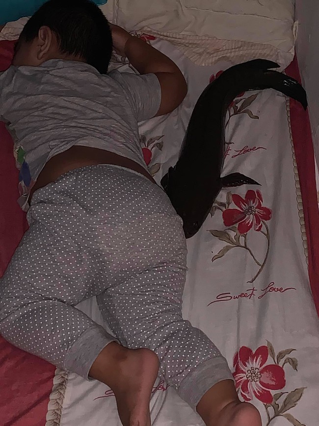 Bà mẹ chia sẻ ảnh con trai ngủ ngon lành trên giường, cư dân mạng phát hoảng khi thấy điều bất thường trong tấm ảnh, không tin nổi vào mắt mình - Ảnh 3. Bà mẹ chia sẻ ảnh con trai ngủ ngon lành trên giường, cư dân mạng phát hoảng khi thấy điều bất thường trong tấm ảnh, không tin nổi vào mắt mình - Ảnh 3.