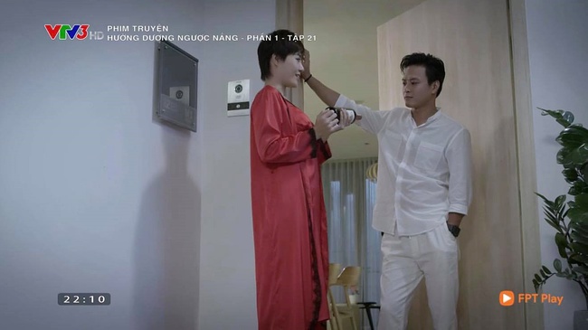 Hướng dương ngược nắng: Xuất hiện nhân vật mới cực nóng bỏng từng được bà Cúc dùng để thử lòng Kiên - Ảnh 3. Hướng dương ngược nắng: Xuất hiện nhân vật mới cực nóng bỏng từng được bà Cúc dùng để thử lòng Kiên - Ảnh 3.
