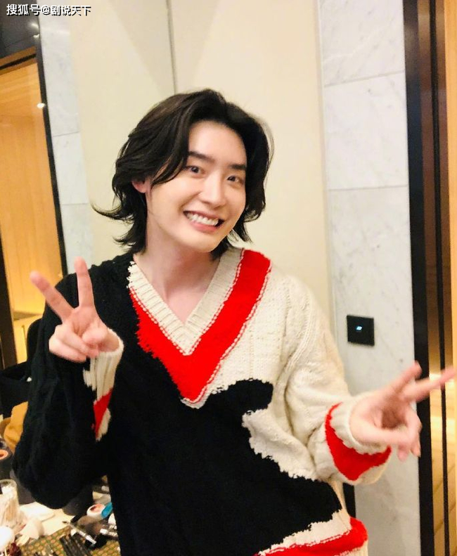 Ngoại hình mới của Lee Jong Suk ra sao mà khiến công chúng than trời? - Ảnh 2.