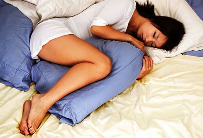 3 tư thế ngủ giúp giảm đau bụng kinh, tốt cho xương chậu: Phụ nữ nhớ áp dụng cho đỡ &quot;khổ sở&quot; mỗi tháng - Ảnh 2.