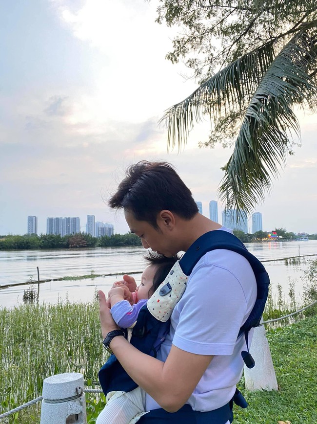 Khoảnh khắc "ngọt hơn đường" của Cường Đô La bên con gái cưng - Ảnh 2.