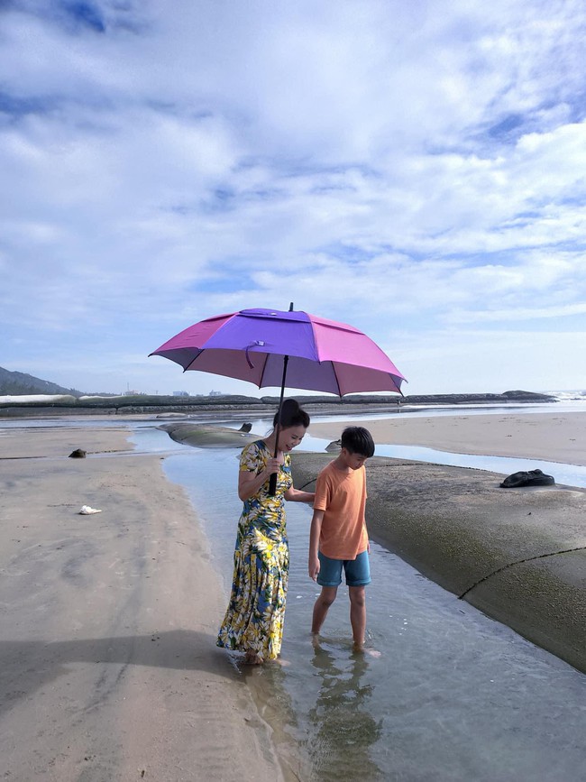 Nhìn ảnh Subeo đứng cạnh bà ngoại mới ngỡ ngàng cậu bé đã cao lớn thế này rồi - Ảnh 2.