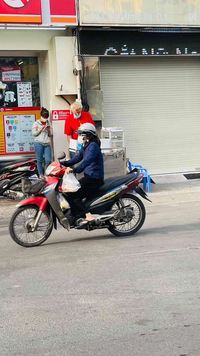 Ông Tây bán bánh chuối chiên ở VN sau khi mắc kẹt vì dịch Covid-19 bị bóc phốt là &quot;trịch thượng&quot;, dân mạng ra sức phủ nhận, bảo vệ hàng chuối chiên này đến cuối cùng - Ảnh 1.