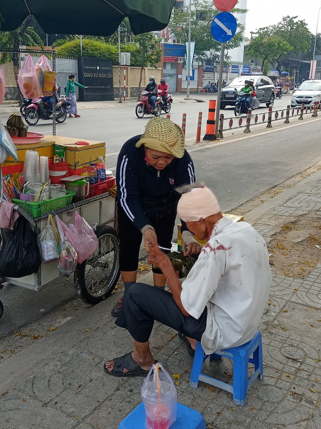 Dân mạng lan truyền câu chuyện gây xúc động về ông cụ sống lang thang bị tai nạn giao thông không người thân bên cạnh, được cô bán hàng rong giúp đỡ nhiệt tình - Ảnh 1.