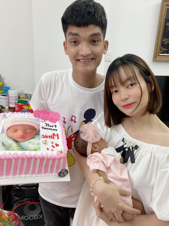 Tròn 1 tháng tuổi, con gái Mạc Văn Khoa ngày càng đáng yêu, gia nhập hội rich kid khi được bố mẹ tặng quà hơn 250 triệu đồng - Ảnh 1. Tròn 1 tháng tuổi, con gái Mạc Văn Khoa ngày càng đáng yêu, gia nhập hội rich kid khi được bố mẹ tặng quà hơn 250 triệu đồng - Ảnh 1.