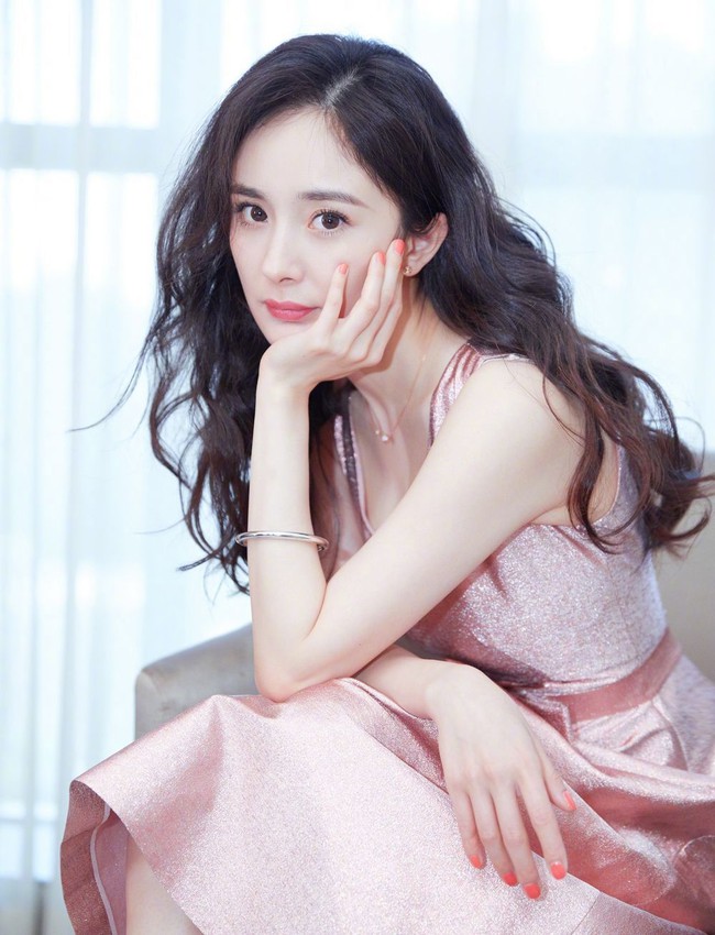 BXH Top 10 nhân vật đạt hot search Weibo nhiều nhất 2020: Vương Nhất Bác vượt mặt các tiền bối dành vị trí đầu tiên, Triệu Lệ Dĩnh vắng mặt - Ảnh 4.