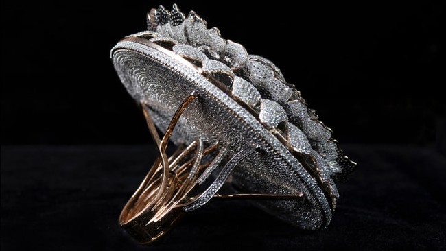 Thợ kim hoàn lập kỷ lục Guinness nhờ chiếc nhẫn đính 12.638 hột xoàn to như cái nắp ấm - Ảnh 1.