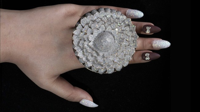 Thợ kim hoàn lập kỷ lục Guinness nhờ chiếc nhẫn đính 12.638 hột xoàn to như cái nắp ấm - Ảnh 2.