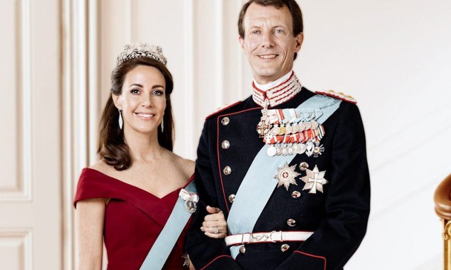 Drama chưa hồi kết của hoàng gia Đan Mạch: Hết bị chị dâu ganh ghét, Hoàng tử phi còn phải đối phó với vợ cũ của chồng luôn kè kè ở bên - Ảnh 2.