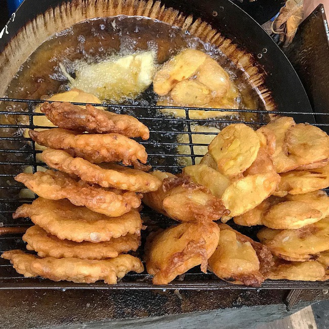 Hào hứng mua chiếc bánh chuối nóng hôi hổi, cô gái "thốn tận rốn" khi phát ruột bánh không cánh mà bay, chỉ còn lại chiếc hố đen sâu thẳm - Ảnh 2. Hào hứng mua chiếc bánh chuối nóng hôi hổi, cô gái "thốn tận rốn" khi phát ruột bánh không cánh mà bay, chỉ còn lại chiếc hố đen sâu thẳm - Ảnh 2.