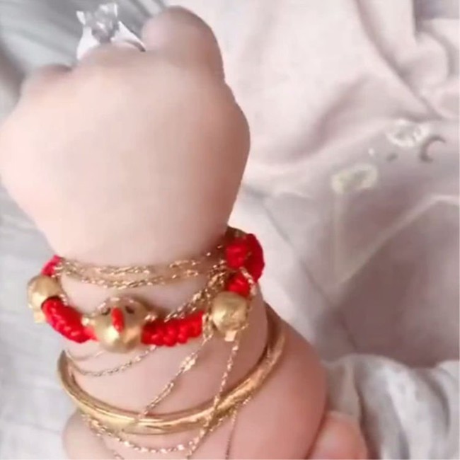 Mẹ đưa con yêu đi chụp ảnh kỷ niệm nhân dịp đầy tháng, vừa nhìn tay em bé mà nhiếp ảnh gia không khỏi choáng váng - Ảnh 1. Mẹ đưa con yêu đi chụp ảnh kỷ niệm nhân dịp đầy tháng, vừa nhìn tay em bé mà nhiếp ảnh gia không khỏi choáng váng - Ảnh 1.