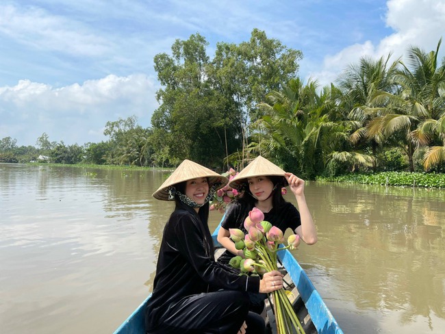 Á hậu Phương Nga chèo xuồng đi chợ, cùng Thúy An trang trí đám cưới đầy hoa tại quê nhà - Ảnh 5.