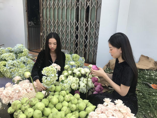 Á hậu Phương Nga chèo xuồng đi chợ, cùng Thúy An trang trí đám cưới đầy hoa tại quê nhà - Ảnh 6.