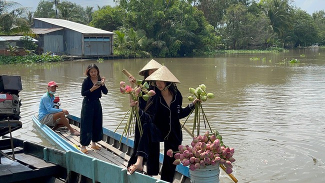 Á hậu Phương Nga chèo xuồng đi chợ, cùng Thúy An trang trí đám cưới đầy hoa tại quê nhà - Ảnh 3.