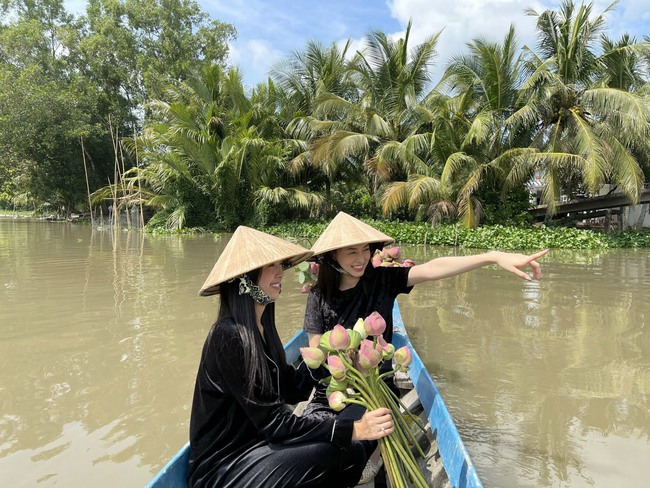 Á hậu Phương Nga chèo xuồng đi chợ, cùng Thúy An trang trí đám cưới đầy hoa tại quê nhà - Ảnh 4.