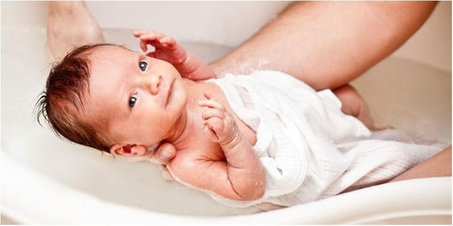 Vào mùa đông cần nhớ 5 thời điểm không tắm cho trẻ dù có bẩn đến mấy, bằng không sẽ gây hại cho trẻ - Ảnh 1.