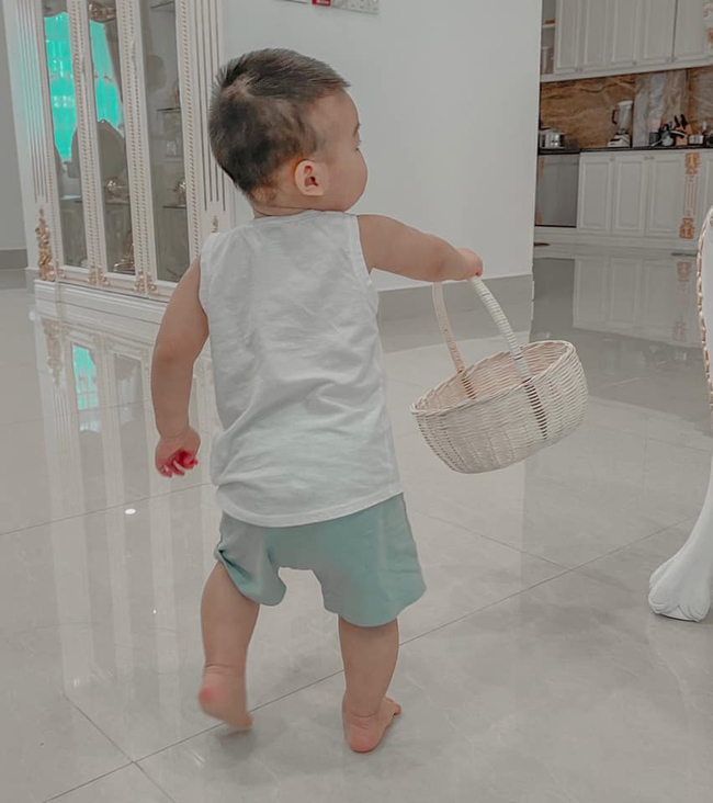 Không hổ danh mẹ đảm, Lan Khuê có mẹo cực dễ giúp con giảm đau tức thì dù đang quấy khóc vì mọc liền 4 chiếc răng - Ảnh 1. Không hổ danh mẹ đảm, Lan Khuê có mẹo cực dễ giúp con giảm đau tức thì dù đang quấy khóc vì mọc liền 4 chiếc răng - Ảnh 1.