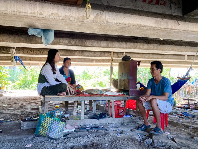Vân Trang nuốt nước mắt khi chứng kiến cảnh gia đình nghèo phải sống tạm bợ  dưới gầm cầu - Ảnh 3.