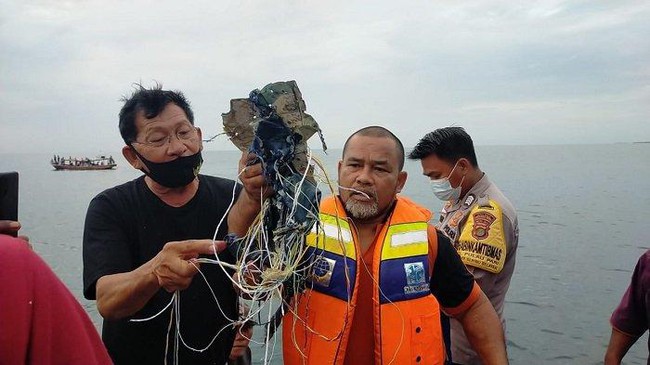 Lời kể của ngư dân trên biển khi máy bay Indonesia rơi: &quot;Tôi nghe thấy 2 tiếng nổ lớn&quot; - Ảnh 1.
