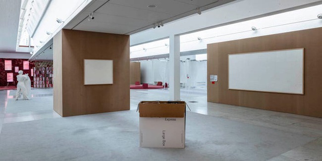 Cho một nghệ sĩ vay 84.000 USD để làm tác phẩm nghệ thuật, bảo tàng nhận lại hai khung tranh trống rỗng có tiêu đề: 'Lấy tiền và chạy' - Ảnh 1.