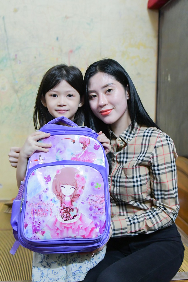 Hoa hậu 9X &acirc;m thầm t&agrave;i trợ học ph&iacute; cho em b&eacute; ăn xin - Ảnh 2.