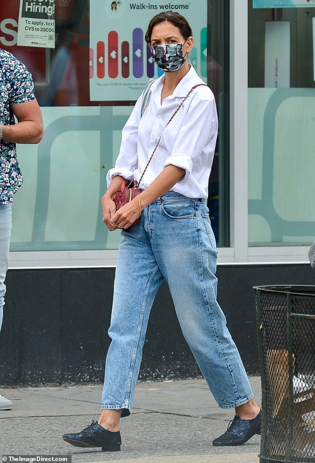 Katie Holmes đúng là &quot;nghiện&quot; quần jeans và có loạt cách mix chuẩn sành điệu cho nàng 30+ - Ảnh 2.