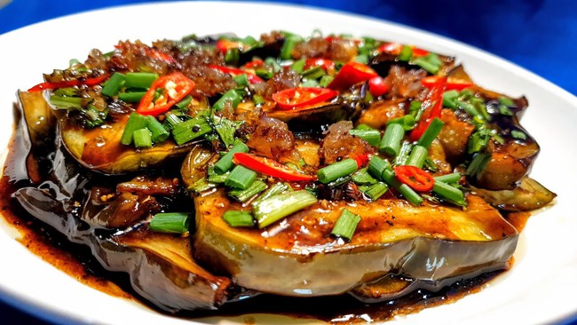Nhìn qua tưởng đĩa cá kho nhưng đây lại là món ăn được làm từ một loại quả vừa bổ vừa rẻ! - Ảnh 1. Nhìn qua tưởng đĩa cá kho nhưng đây lại là món ăn được làm từ một loại quả vừa bổ vừa rẻ! - Ảnh 1.