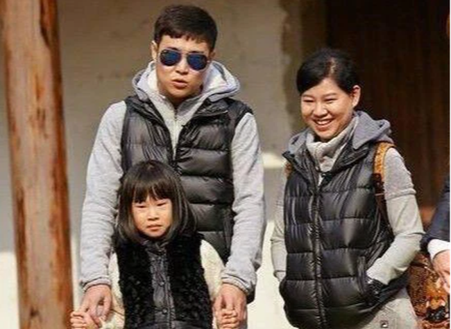 Con gái bị chế giễu ngoại hình vì giống bố, nói một câu khiến bố rơi nước mắt, 7 năm sau "lột xác" khiến những kẻ ác miệng xấu hổ - Ảnh 4. Con gái bị chế giễu ngoại hình vì giống bố, nói một câu khiến bố rơi nước mắt, 7 năm sau "lột xác" khiến những kẻ ác miệng xấu hổ - Ảnh 4.