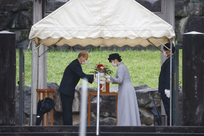 Sau khi bị biểu tình phản đối hôn lễ, Công chúa Nhật Bản chính thức lộ diện, gặp lại vị hôn phu và bất ngờ &quot;gió đổi chiều&quot; - Ảnh 1.
