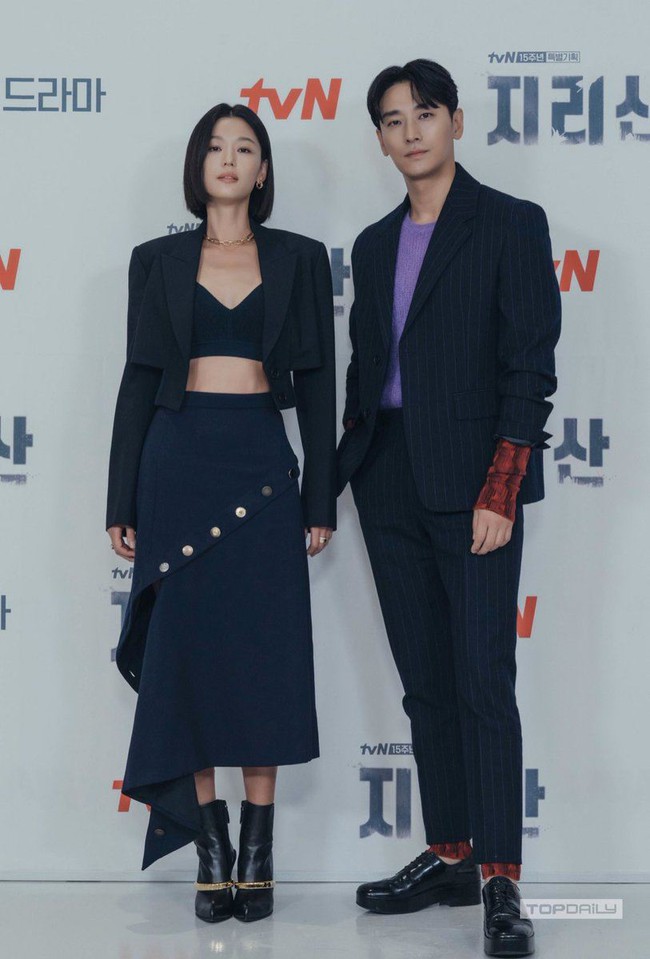 Jun Ji Hyun hở bạo khoe vòng hai, thần thái cực đỉnh tại họp báo ra mắt phim mới - Ảnh 5. Jun Ji Hyun hở bạo khoe vòng hai, thần thái cực đỉnh tại họp báo ra mắt phim mới - Ảnh 5.