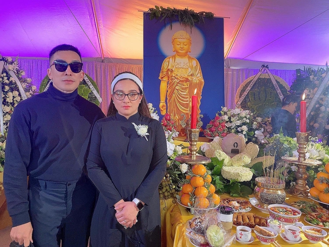 Con gái ruột Phi Nhung xuất hiện cùng chồng và hai con trai tại tang lễ của cố ca sĩ - Ảnh 3.