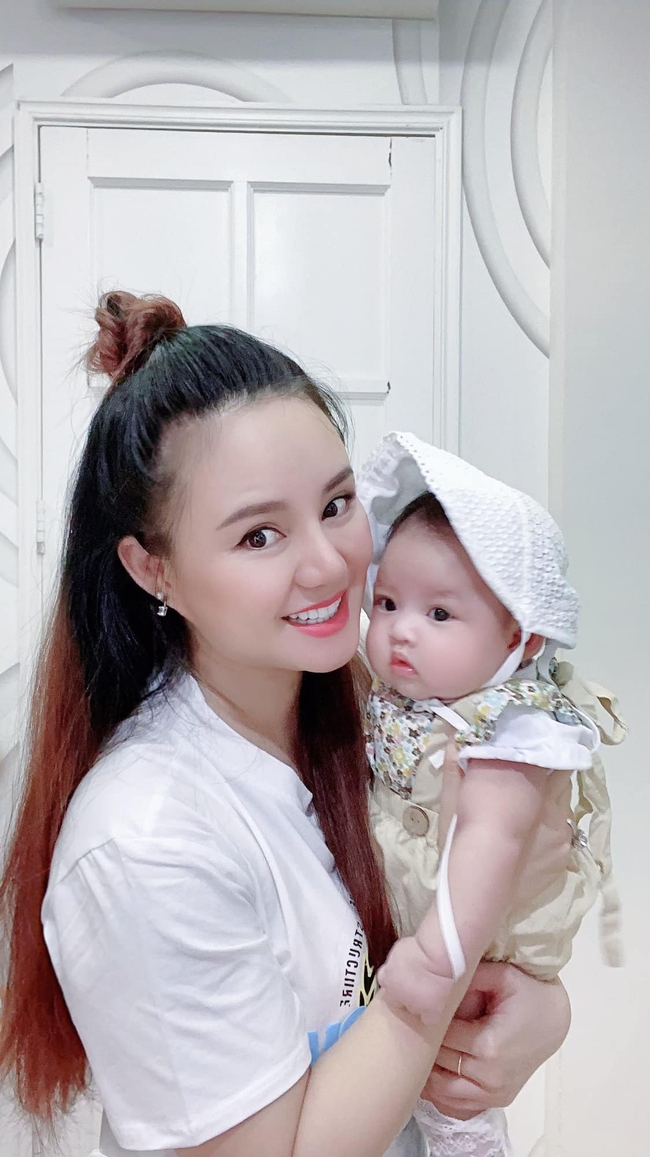 Vy Oanh khóc đến mất ăn mất ngủ vì con gái bú ít đi, hóa ra là bé đòi thứ này - Ảnh 2. Vy Oanh khóc đến mất ăn mất ngủ vì con gái bú ít đi, hóa ra là bé đòi thứ này - Ảnh 2.