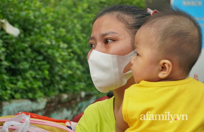 Dốc cạn tiền mua vé về quê nhưng tới phút chót không thể lên tàu, nữ công nhân ôm con bật khóc giữa Ga Sài Gòn và cái kết ấm áp - Ảnh 3.