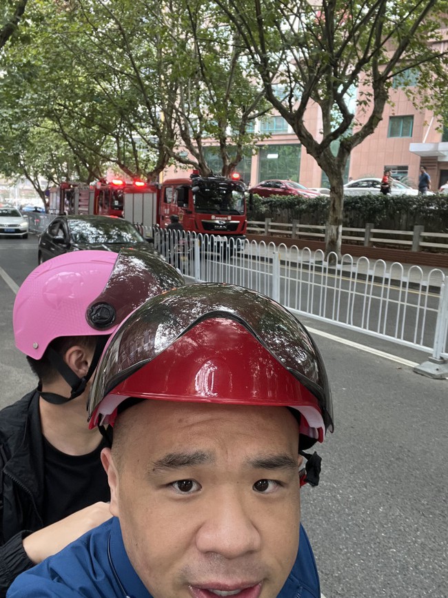 Ông chú xe ôm bỗng nổi như cồn vì "bắn" tiếng Anh như gió, ngó qua bảng thành tích "không phải dạng vừa" mà ai cũng hết hồn - Ảnh 2. Ông chú xe ôm bỗng nổi như cồn vì "bắn" tiếng Anh như gió, ngó qua bảng thành tích "không phải dạng vừa" mà ai cũng hết hồn - Ảnh 2.