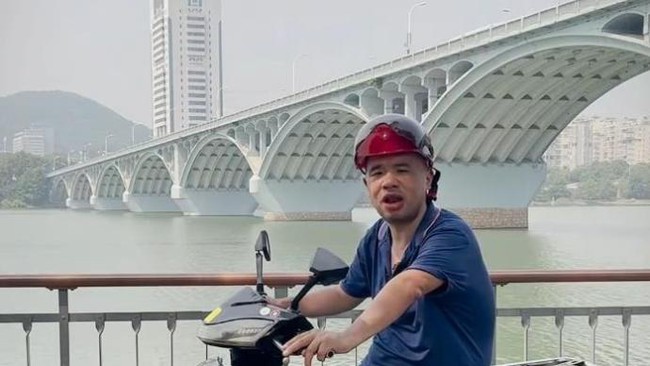 Ông chú xe ôm bỗng nổi như cồn vì "bắn" tiếng Anh như gió, ngó qua bảng thành tích "không phải dạng vừa" mà ai cũng hết hồn - Ảnh 5. Ông chú xe ôm bỗng nổi như cồn vì "bắn" tiếng Anh như gió, ngó qua bảng thành tích "không phải dạng vừa" mà ai cũng hết hồn - Ảnh 5.