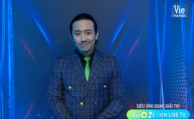 Trấn Thành bị soi tăng cân đến bung cúc áo, gây sốc với tạo hình giống phim "Bố già" - Ảnh 4. Trấn Thành bị soi tăng cân đến bung cúc áo, gây sốc với tạo hình giống phim "Bố già" - Ảnh 4.