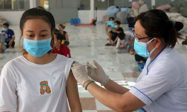 Hà Nội tiếp tục dạy trực tuyến, chuẩn bị tổ chức tiêm vắc xin cho học sinh - Ảnh 1.