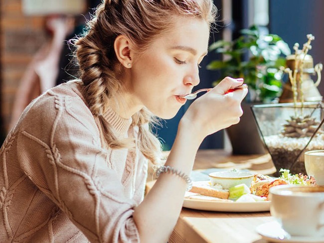 Bệnh tuyến giáp là tác nhân khiến phụ nữ khó đậu thai và gây ung thư: Nguy hiểm là dễ nhầm 5 dấu hiệu này với &quot;ngày đèn đỏ&quot; - Ảnh 2.