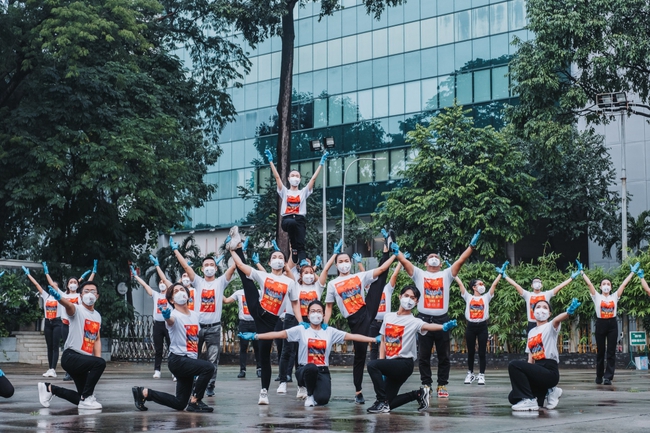 Phương Thanh, Hoa hậu H'Hen Niê và hơn 100 nghệ sỹ hòa ca xúc động hát về tình nguyện viên cùng nhau chống dịch - Ảnh 2. Phương Thanh, Hoa hậu H'Hen Niê và hơn 100 nghệ sỹ hòa ca xúc động hát về tình nguyện viên cùng nhau chống dịch - Ảnh 2.