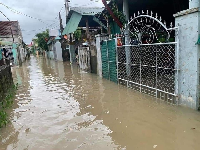 Mưa lớn gây ngập lụt, chia cắt nhiều làng xã ở Quảng Bình - Ảnh 7. Mưa lớn gây ngập lụt, chia cắt nhiều làng xã ở Quảng Bình - Ảnh 7.