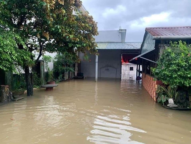 Mưa lớn gây ngập lụt, chia cắt nhiều làng xã ở Quảng Bình - Ảnh 6. Mưa lớn gây ngập lụt, chia cắt nhiều làng xã ở Quảng Bình - Ảnh 6.