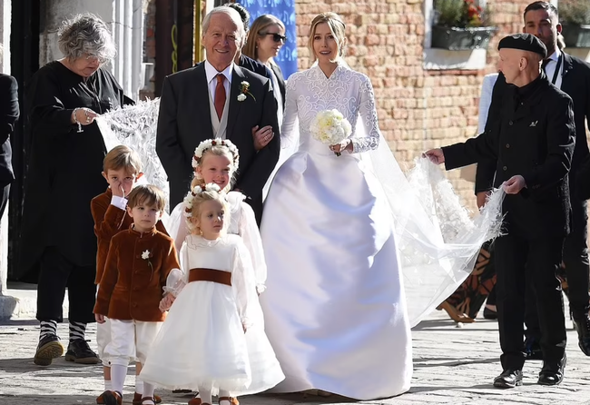 Hôn lễ chất lừ của thiếu gia giàu nhất châu Âu, chiếm cả spotlight đám cưới con gái tỷ phú Bill Gates diễn ra cùng ngày - Ảnh 3.