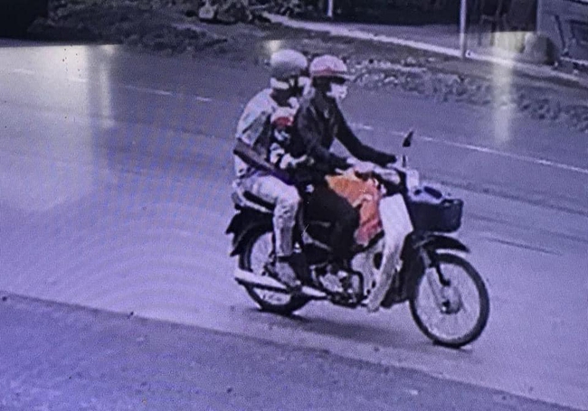Hé lộ sự thật bất ngờ về nghi vấn 2 người đàn ông chở theo bé trai 2 tuổi mất tích ở Bình Dương - Ảnh 1. Hé lộ sự thật bất ngờ về nghi vấn 2 người đàn ông chở theo bé trai 2 tuổi mất tích ở Bình Dương - Ảnh 1.